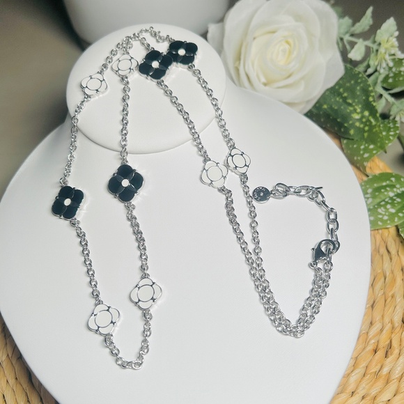 Sophisticated Enameled clover pendant necklace adorned with 10 stunning motifs - Picture 4 of 8